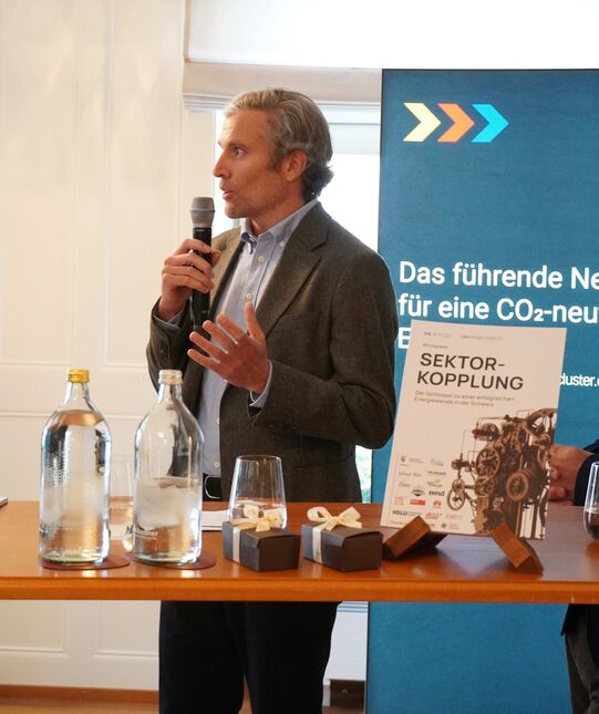 Energiecluster-Präsident Norbert Rücker bei seinem Vortrag: «Europa kennt keine Winterstromlücke!» (Foto: energie-cluster.ch)